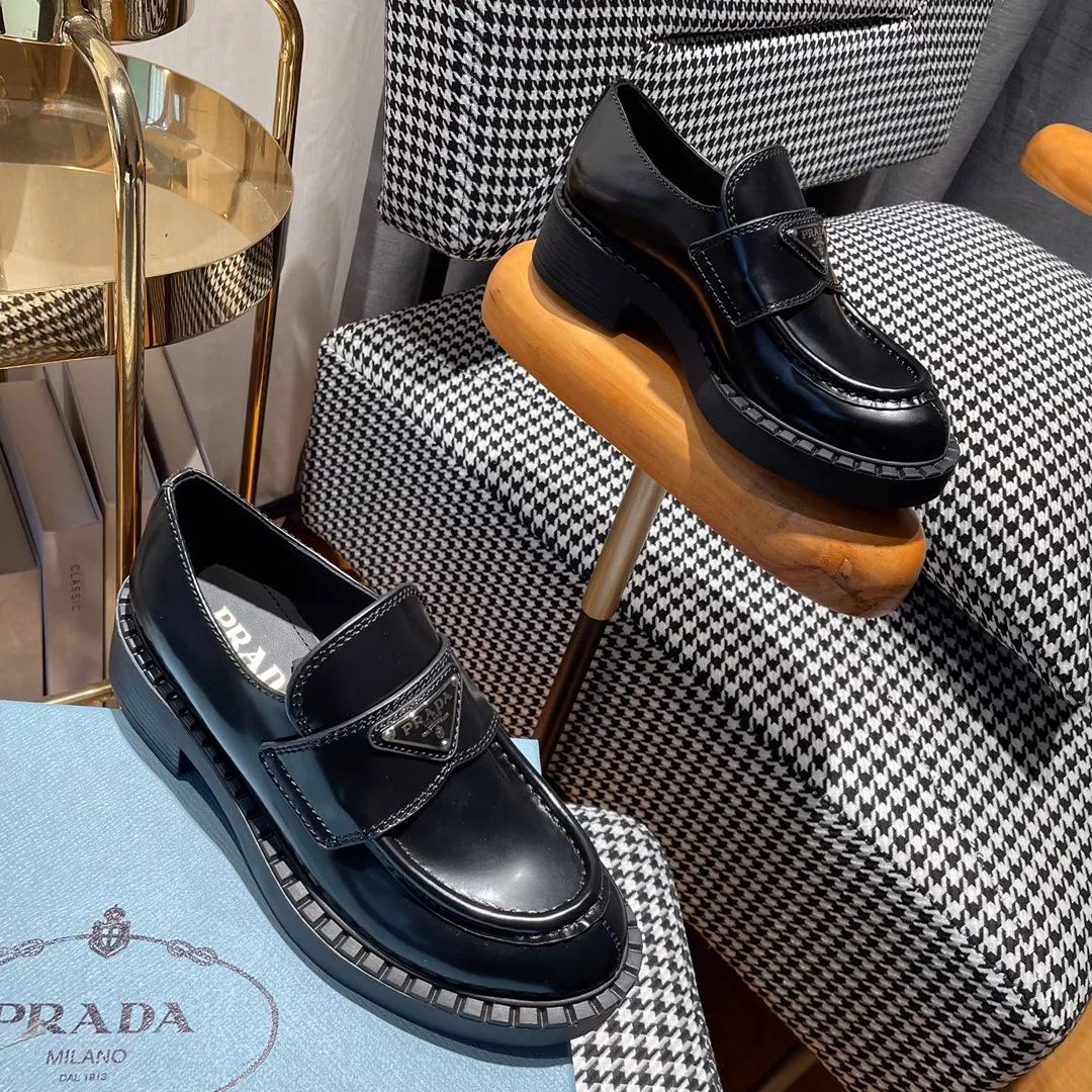 👟👟Ex-factory price 480👟👟 ss23 Prada 👟👟 💥The T-stage catwalk model "Dream Never Sleeps" can be used on important occasions. It has an aristocratic feel and is perfect on the feet💃💃The entire series is full of exciting and unexpected combinations of elements, with a strong artistic flavor, allowing you to appreciate the ever-changing style of Prada girls. 1⃣ Upper: cowhide with open edge beads/patent leather 2⃣ Lining: imported sheepskin 3⃣ Outsole: lightweight foam outsole Size 35M-40M